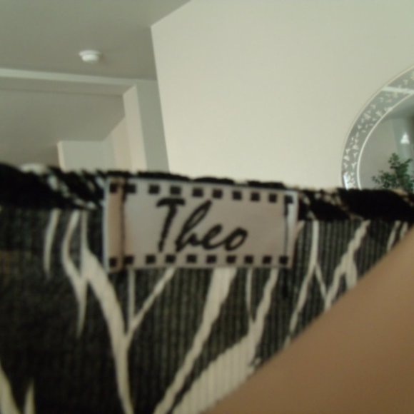 Theo - 2X Black n White Ribbed Sleeveless Blouse - Picture 4 of 5